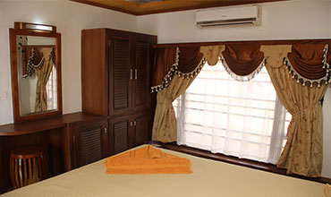 Luxury Houseboats & Beach Villa in Alleppey