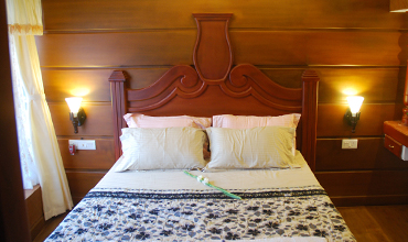 Luxury Houseboats & Beach Villa in Alleppey